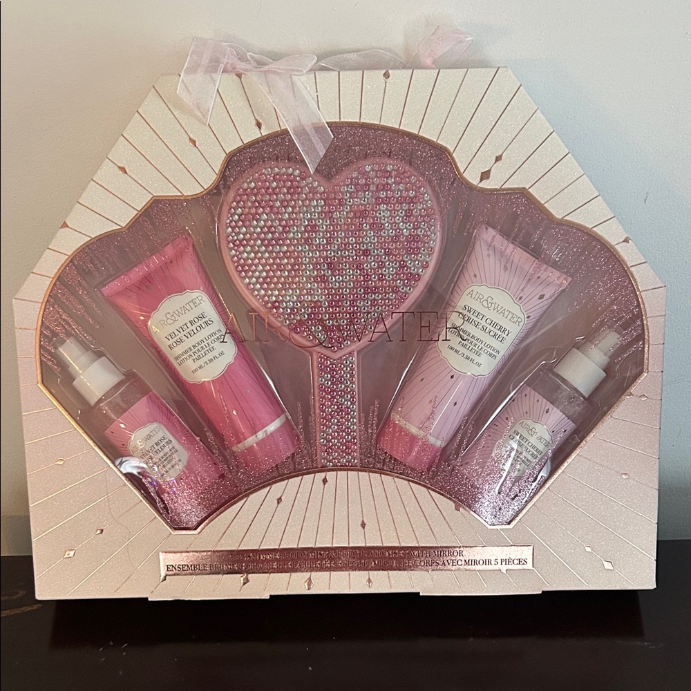 NEW 🆕 5-piece Pink Deluxe Gift Set with Heart Mirror Shimmer Body Mist Lotion